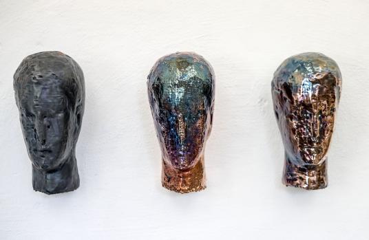 Teste (Trevis Maponos), 2019, tre elementi, rame elettrodepositato, cm 30x12x21 ciascuno.