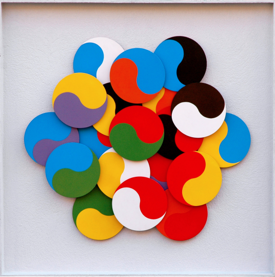 Strutturazione dinamica, 1964, pittura acrilica su dischi in pvc rotanti, cm 120x120x20