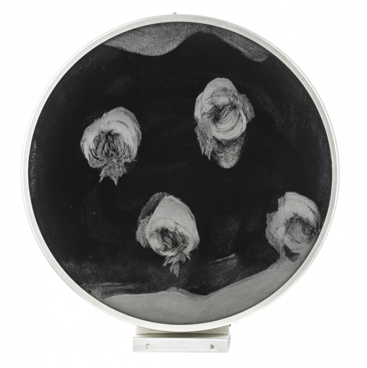 Superficie magnetica, 1965, scultura in allumio, vetro, polvere di ferro, 30x32 cm