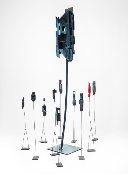 Costruzioni Aliene, 2024, scultura in ferro, ossidi, smalto e woodn h 200 cm, Biennale di Venezia