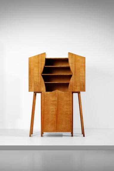 Messinscena Credenza dalle tende semplici e piegate della serie Casa Palcoscenico, esecuzione F.lli Lanza, Cerea, 1989, legno di ciliegio,  225.0 x 150.0 x 50.0 cm
