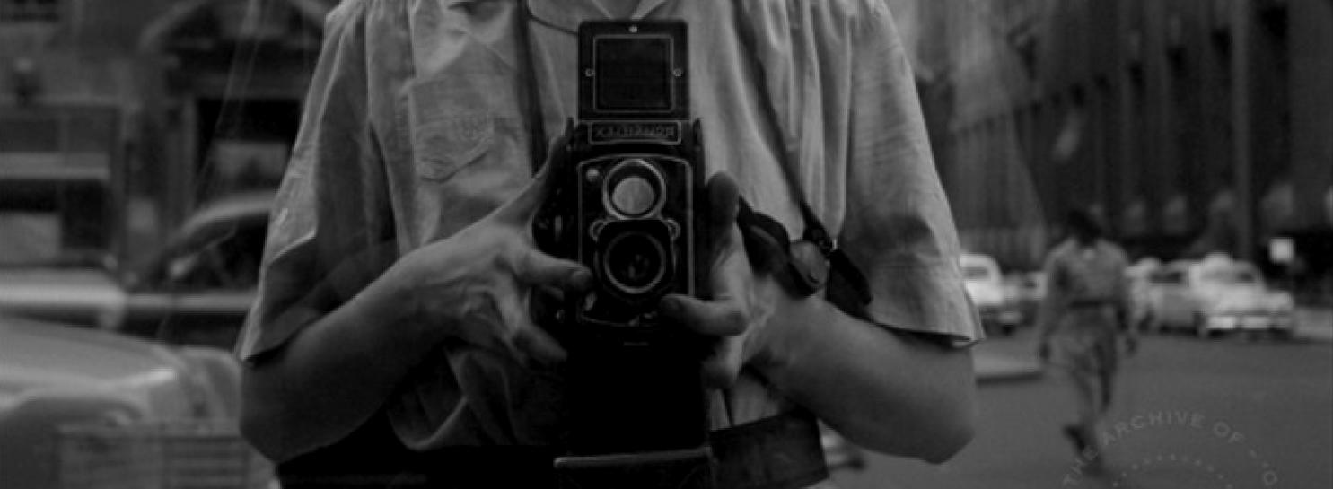Autoritratto della street photographer Vivian Maier