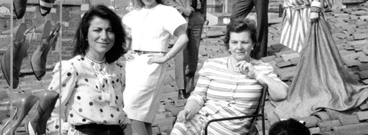 La famiglia Ferragamo al completo in uno scatto del 1960, Salvatore e Wanda con Fiamma, Giovanna, Ferruccio, Fulvia, Leonardo, Massimo