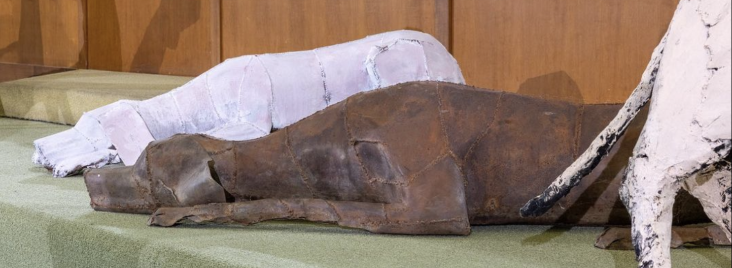Alcune statue del gruppo scultoreo "Branco" di Velasco Vitali nell'aula del Maxiprocesso al carcere dell'Ucciardone