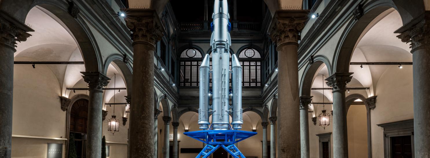 Il razzo di Goshka Macuga nel cortile di Palazzo Strozzi, Firenze
