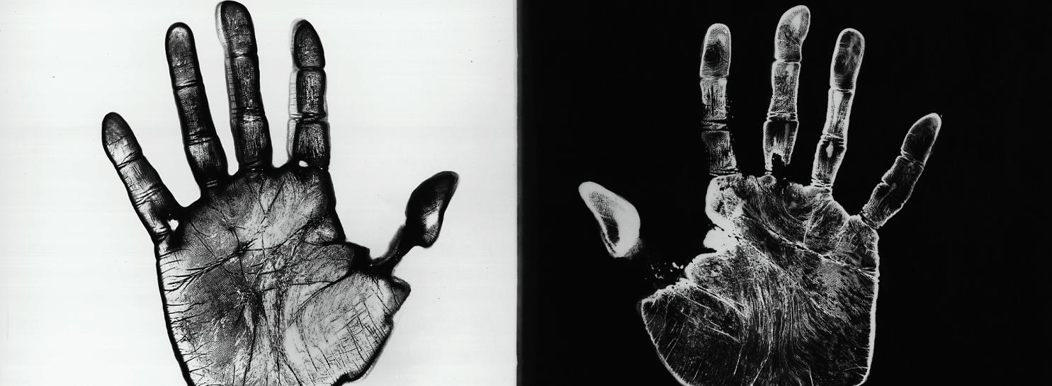 Ugo Mulas. Il laboratorio Una mano sviluppa l’altra fissa A Sir John Frederick William Herschel 1970 - 1972 © Eredi Ugo Mulas. Tutti i diritti riservati.