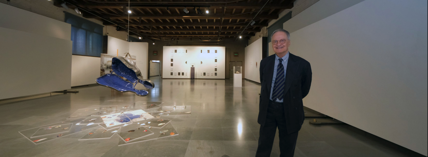 Giulio Paolini con alcune delle sue opere a Verona