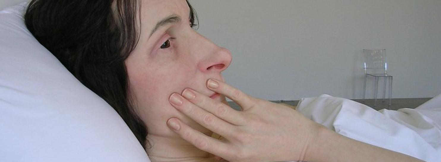 In bed, opera di Ron Mueck in mostra alla Triennale di Milano