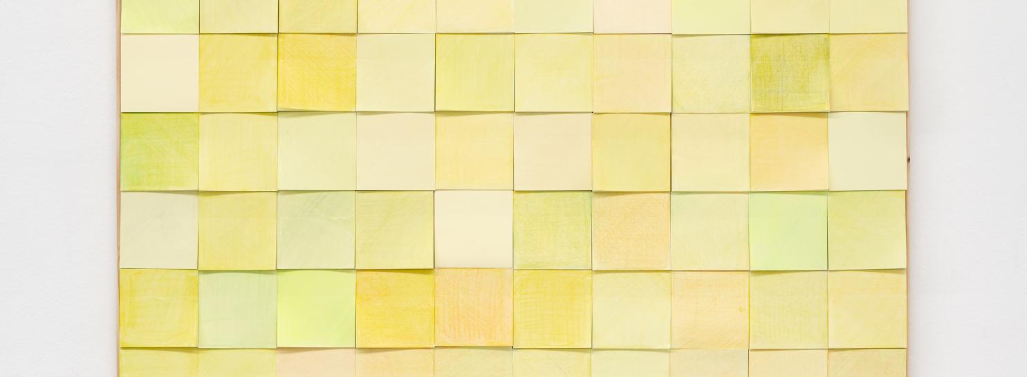 Eva Marisaldi, Omissioni 1998 – 2018, post-it modificati su pannello di legno Courtesy dell’artista e Galleria Massimo Minini, Brescia