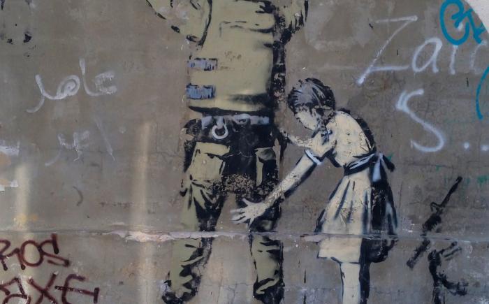Opera di Banksy in Cisgiordania, bambina e soldato