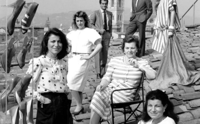 La famiglia Ferragamo al completo in uno scatto del 1960, Salvatore e Wanda con Fiamma, Giovanna, Ferruccio, Fulvia, Leonardo, Massimo