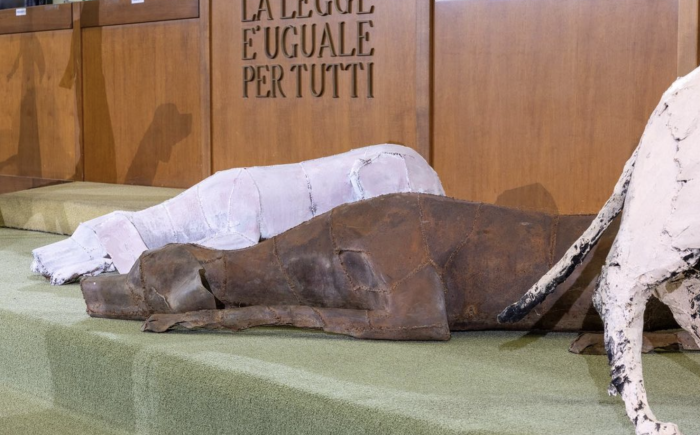Alcune statue del gruppo scultoreo "Branco" di Velasco Vitali nell'aula del Maxiprocesso al carcere dell'Ucciardone