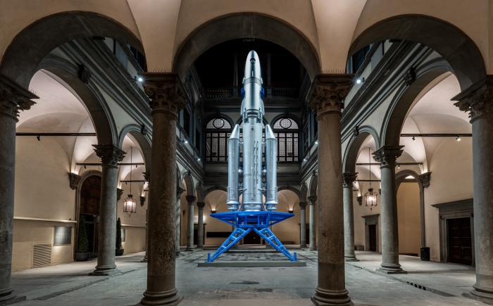 Il razzo di Goshka Macuga nel cortile di Palazzo Strozzi, Firenze