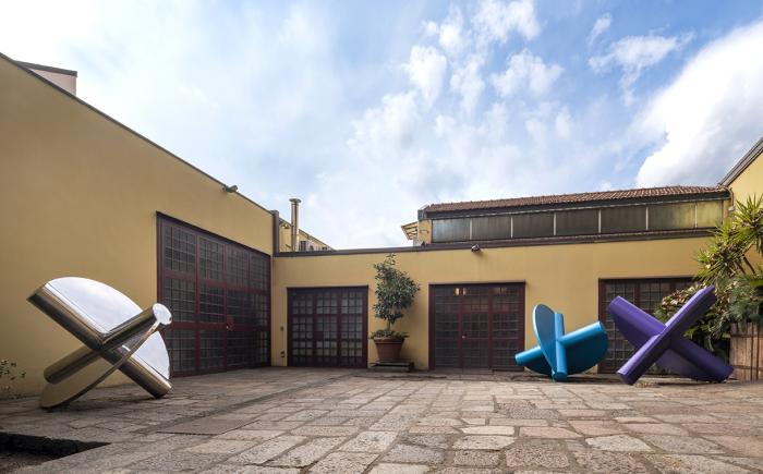 Alcune sculture di Pomodoro in mostra alla sua Fondazione a Milano