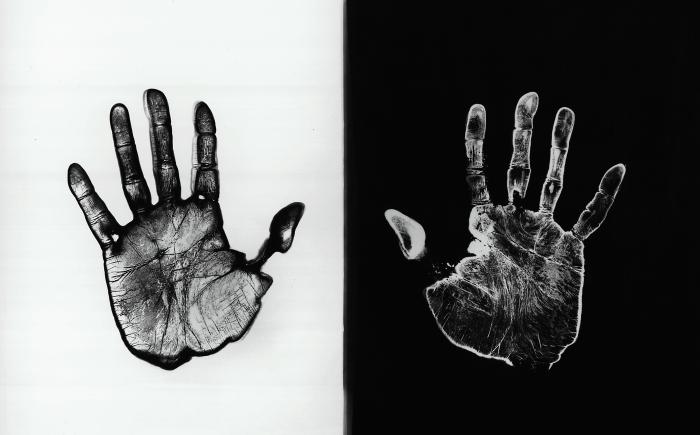 Ugo Mulas. Il laboratorio Una mano sviluppa l’altra fissa A Sir John Frederick William Herschel 1970 - 1972 © Eredi Ugo Mulas. Tutti i diritti riservati.