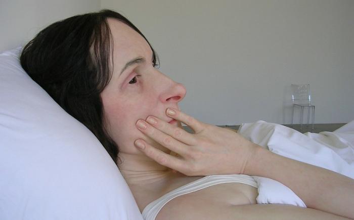 In bed, opera di Ron Mueck in mostra alla Triennale di Milano