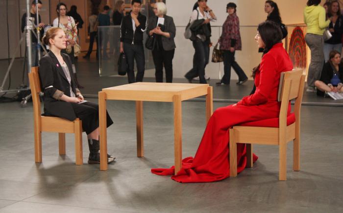 Marina Abramović nella sua performance ala MOMA di New York