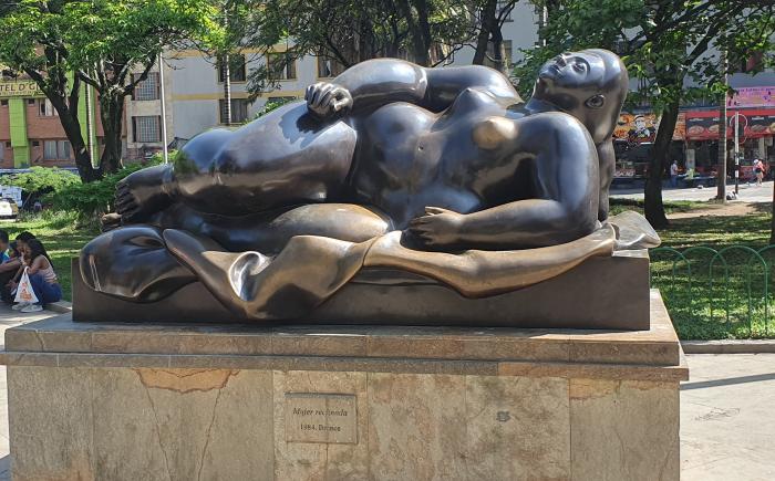 Donna distesa, bronzo