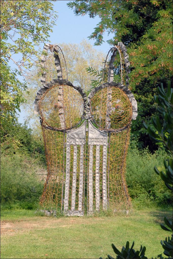 Un'opera scultorea all'interno del Parco Thetis in occasione della Biennale di Architettura di Venezia