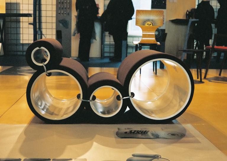 La Tube Chair di Joe Colombo, esempio di design futuribile italiano, oggi nelle collezioni del MOMA e MET a New York