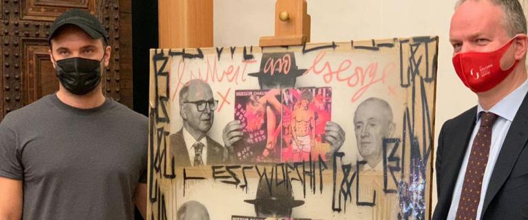 L'artista Endless e il direttore degli Uffizi Eike Schmidt alla cerimonia di donazione dell'opera