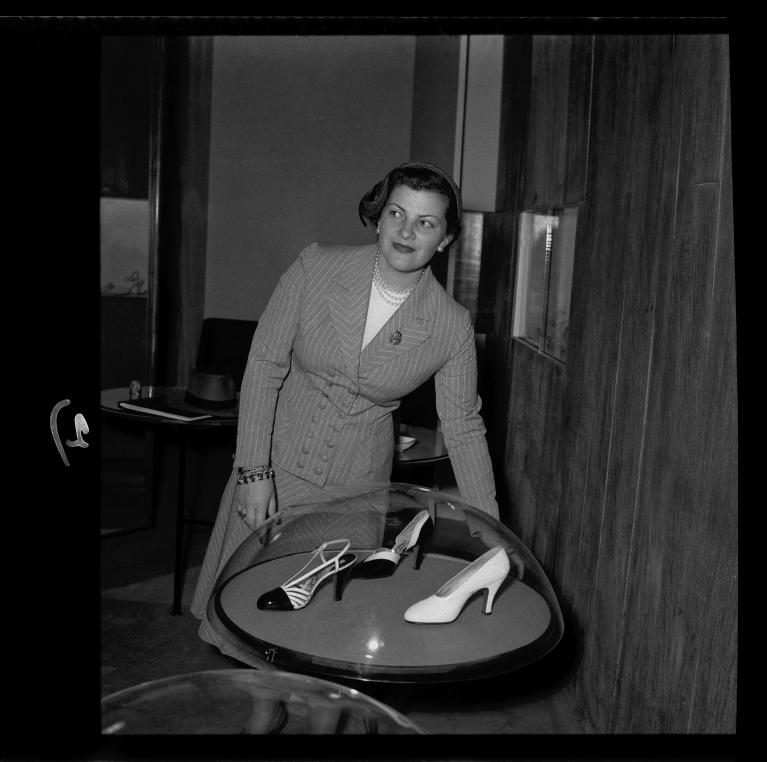 Wanda Ferragamo all’inaugurazione del negozio di Napoli in Piazza dei Martiri, 1954