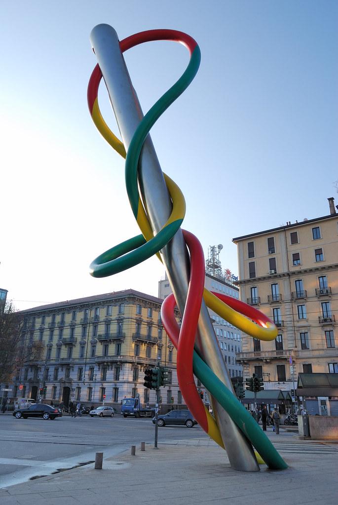 Ago, filo e nodo in Piazzale Cadorna a Milano