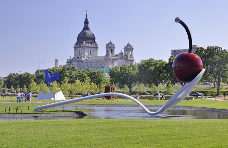 Spoonbridge & Cherry (1985-88) by Claes Spoonbridge and cherry, Minneapolis - Oldenburg e Coosje Van Bruggen