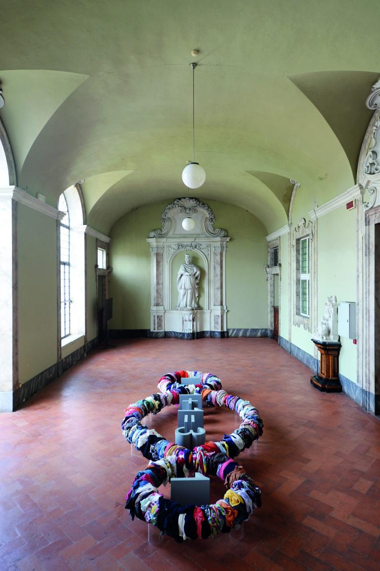 Michelangelo Pistoletto, Terzo Paradiso e Formula della Trinamica, 2003-2017-2022, alluminio, panni smessi, legno e smalto, cm 40x230x530.