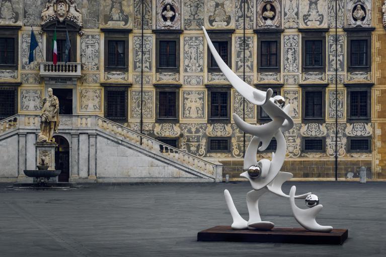 "Uomo Quantico", opera di Meggiato posizionata davanti alla Scuola Normale di Pisa