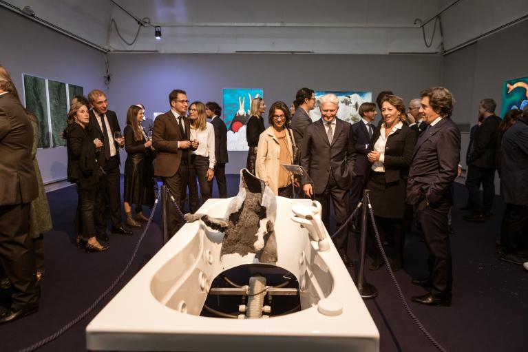 "Untitled", l'opera di Giulia Cenci vincitrice del 21° Premio Cairo durante la serata di premiazione a Palazzo Reale, con il Presidente Urbano Cairo