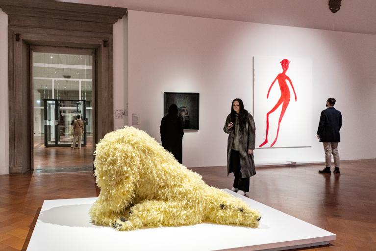 L'opera "Have you seen me before?" di Paola Pivi in mostra a Palazzo Strozzi