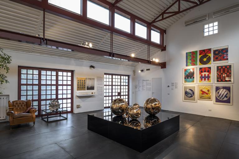 Le opere di Pomodoro in mostra alla sua Fondazione a Milano