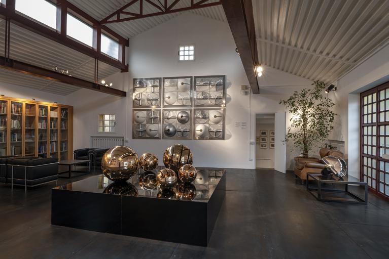 Le opere di Pomodoro in mostra alla sua Fondazione a Milano