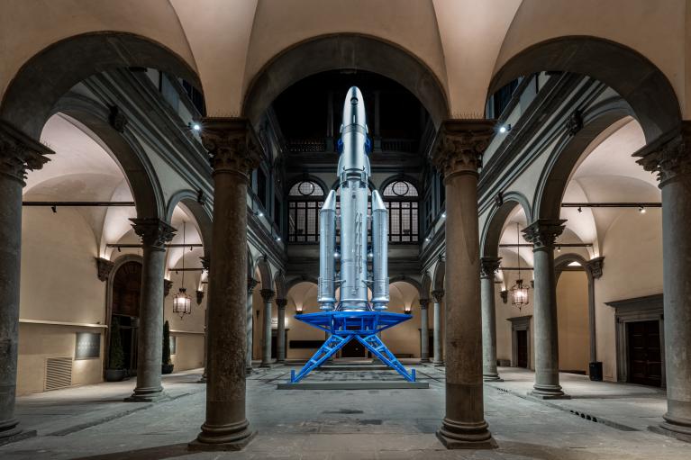 Una delle opere di "Reaching for the stars", la mostra a Palazzo Strozzi (Firenze), uno dei poli di arte contemporanea da non perdere in Toscana