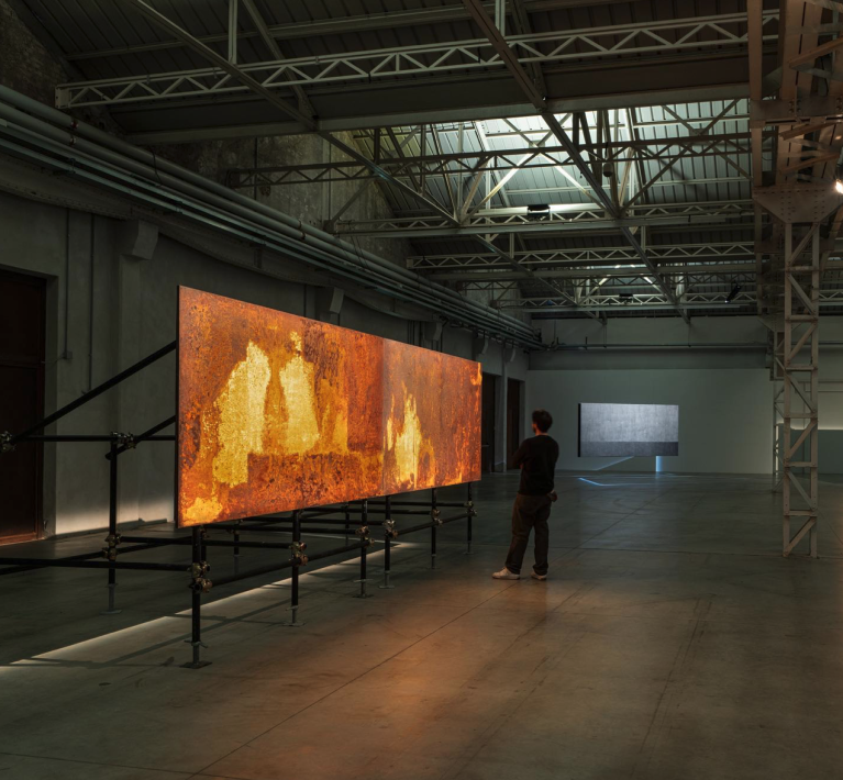 L'opera di Gian Maria Tosatti in esposizione al Pirelli HangarBicocca a Milano