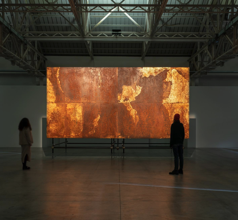 L'opera di Gian Maria Tosatti in esposizione al Pirelli HangarBicocca a Milano