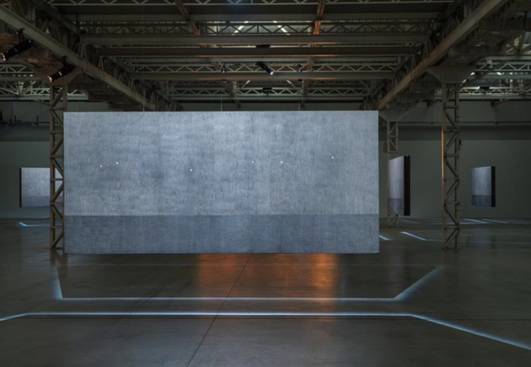L'opera di Gian Maria Tosatti in esposizione al Pirelli HangarBicocca a Milano