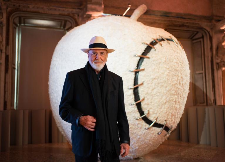 Michelangelo Pistoletto davanti all'opera "La Mela reintegrata", Sala delle Cariatidi