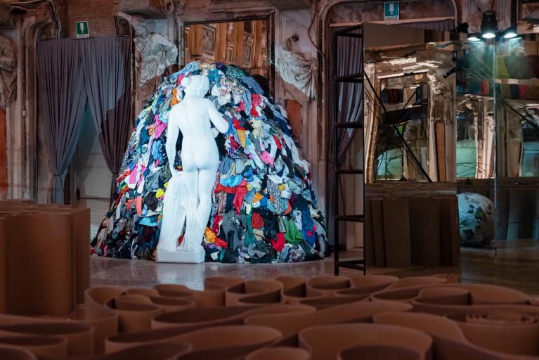 Michelangelo Pistoletto, "La Venere degli stracci", installazione a Palazzo Reale, Sala delle Cariatidi