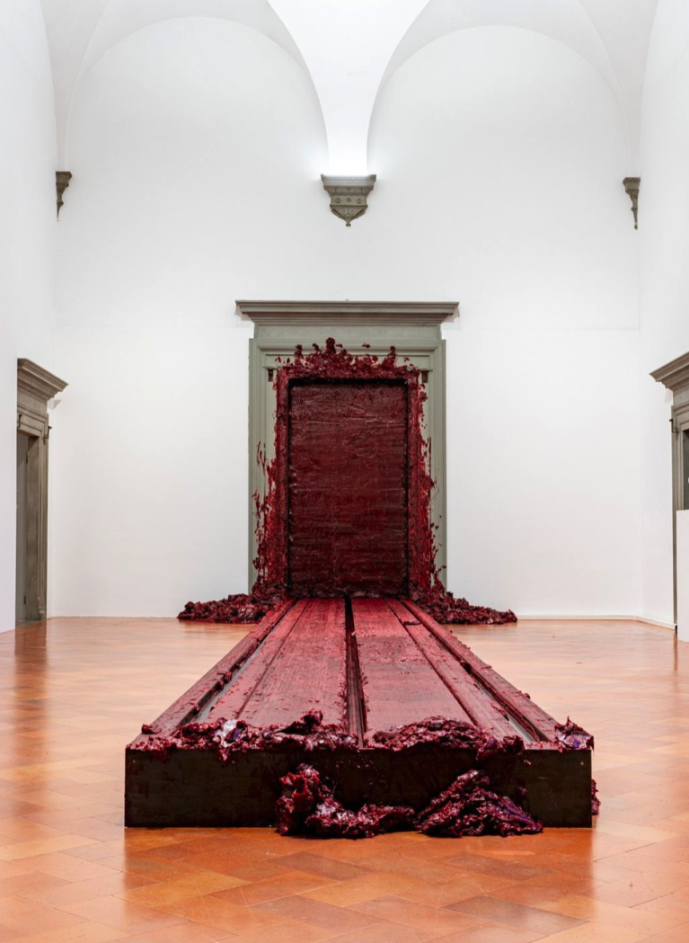 Svayambhu, opera simbolo della mostra di Anish Kapoor a Palazzo Strozzi a Firenze