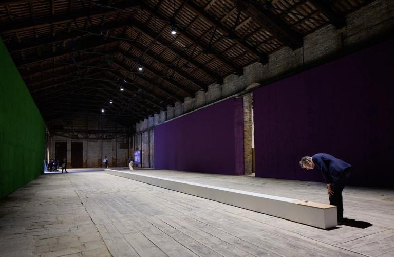 Pensive Bodhisattva on a flat, opera di Massimo Bartolini per il Padiglione Italia alla Biennale di Venezia