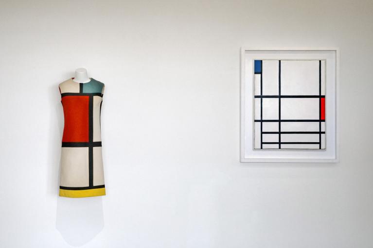 Mondrian dress by Yves Saint Laurent et Pier Mondrian, 1965, Musée national d'art moderne, Parigi