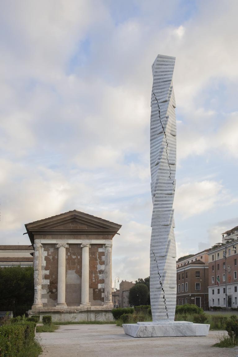 "Colonna Infinita - Accrescimento" in Piazza della Bocca della Verità con Tempio di Portuno