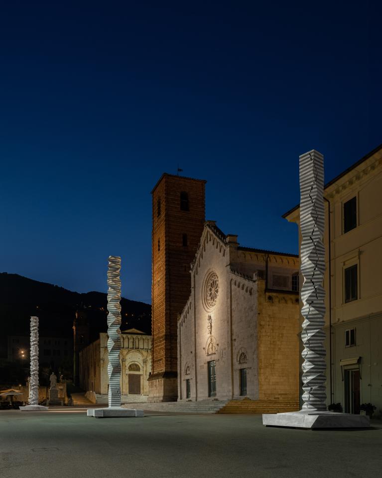 "Colonne Infinite" in Piazza del Duomo