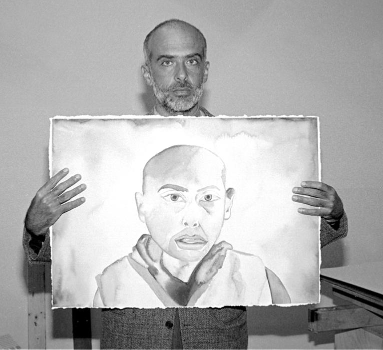 Francesco Clemente con un suo autoritratto, San Francisco, 1991