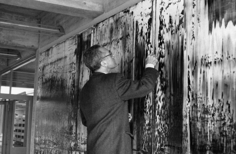 Gerhard Richter davanti al suo murale "Illusions" (1989), poi ribattezzato "San Gallo", nella biblioteca dell'Università di San Gallo