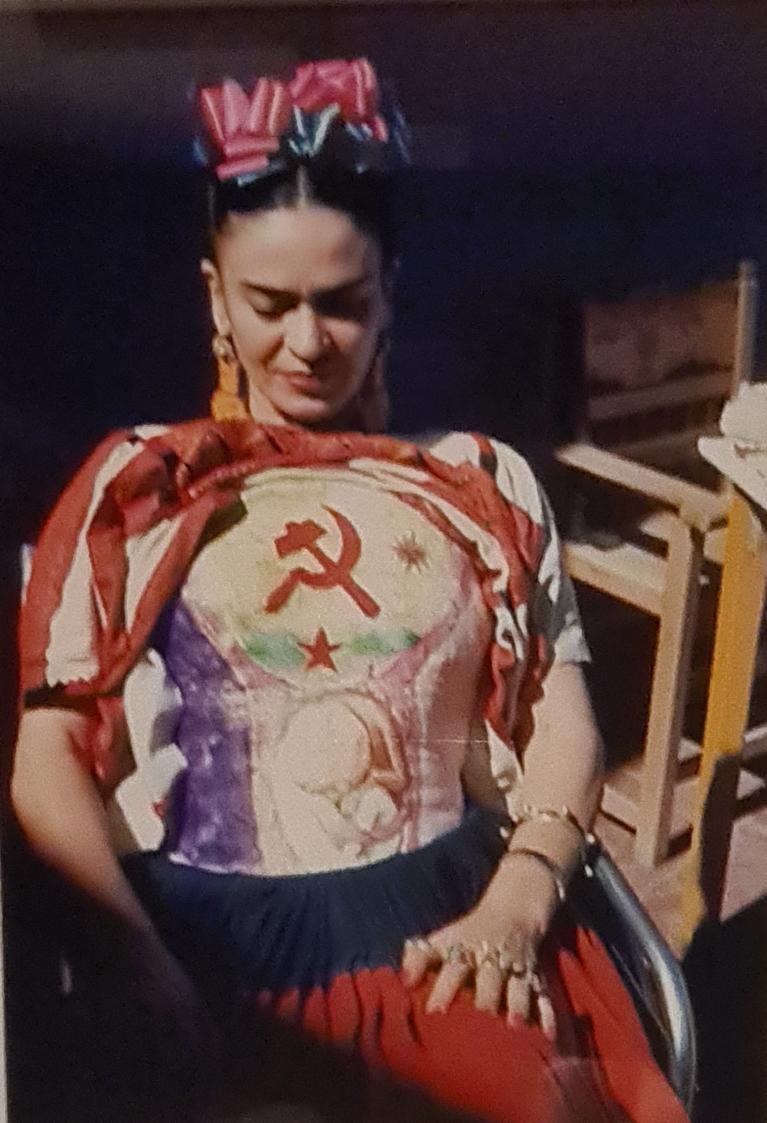 Frida Kahlo indossa un corsetto con messaggio politico