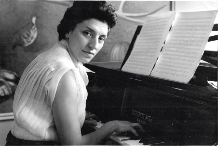 Sabine Weiss, Carme Bravo in concerto al Colegio de España a Parigi, 1951