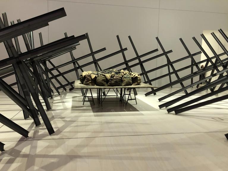 Le opere di Jannis Kounellis in mostra all'EMST (Museo Nazionale di Arte Contemporanea di Atene)